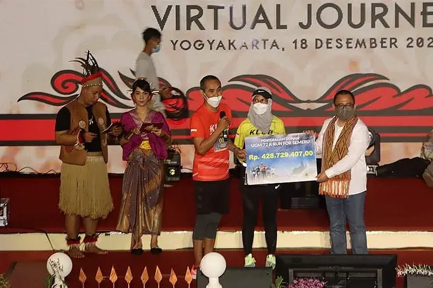 Penyerahan donasi UGM 72K Run for Semeru secara simbolis di atas panggung