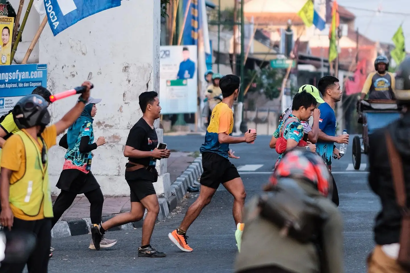Pelari disemangati warga di jalan