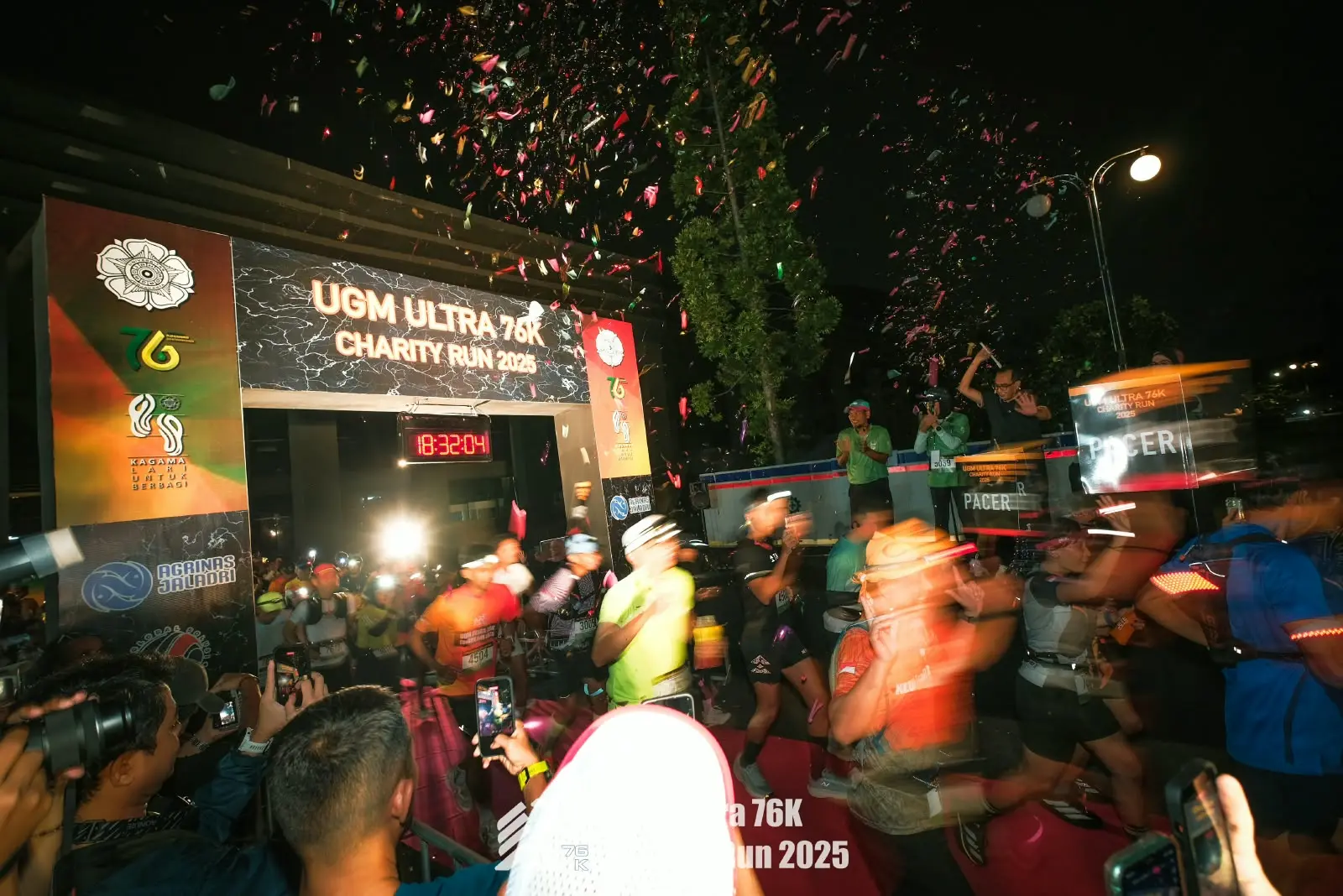 Pelari dilepas dari gerbang start UGM Ultra 76K di bawah hujan konfeti